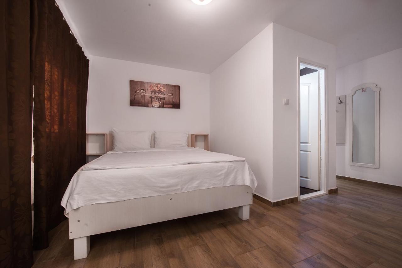 Casa 4 Odai Ξενοδοχείο Douăzeci şi Trei August Εξωτερικό φωτογραφία